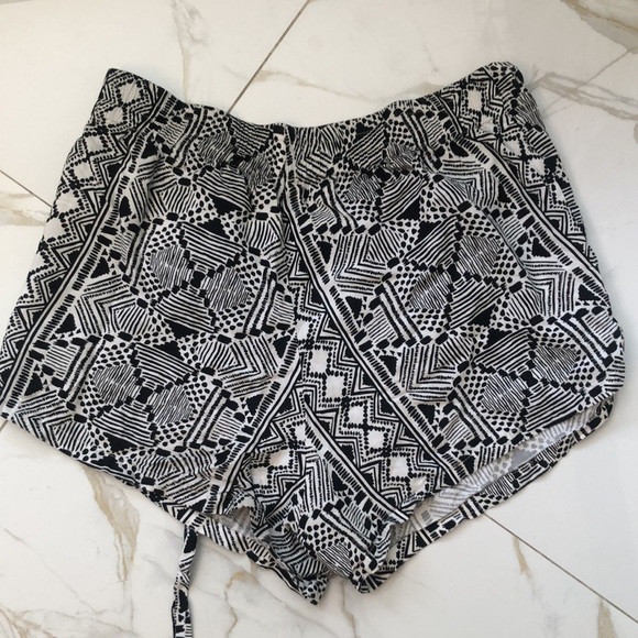 BAND OF GYPSIES Aztec Black And White Print Shorts Size XS - Picture 1 of 9